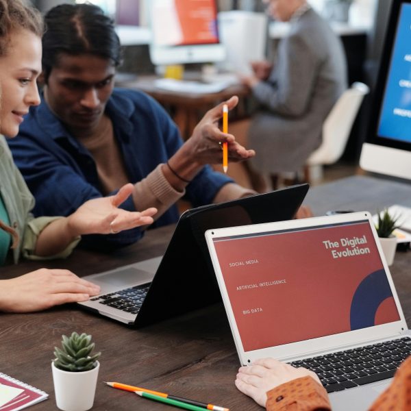 (Outils collaboratifs, IA, réseaux sociaux...)
